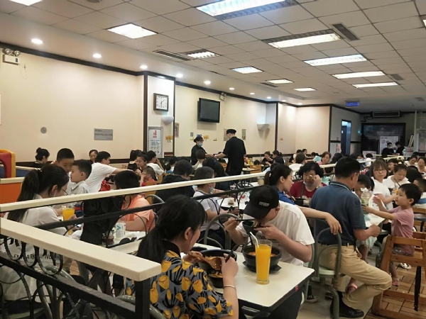 康德專(zhuān)注于食品調(diào)味料已十八年有余，一直注重出品的安全、穩(wěn)定，強(qiáng)調(diào)給商家?guī)?lái)廚師便捷,出品穩(wěn)定，減少能耗，安全有保障！歡迎有意合作老板質(zhì)詢(xún)來(lái)工廠(chǎng)考察！